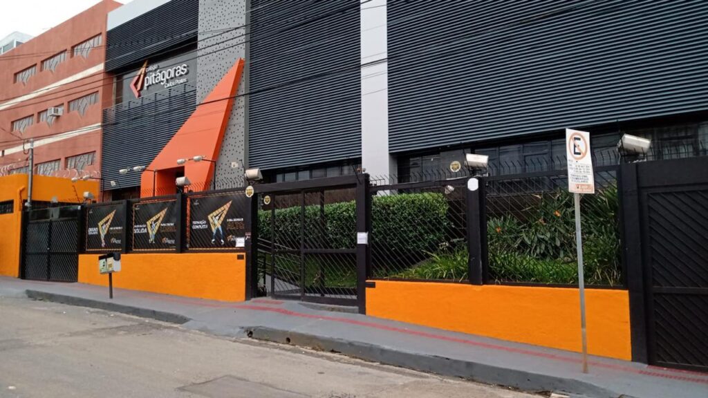 Brise, Revestimento em ACM e chapa perfurada - Depois da obra.